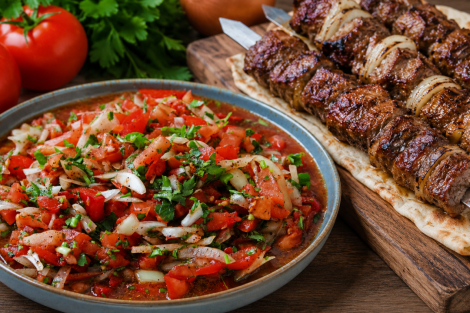 Kababların Yanına Yarasan tablacı Salatı