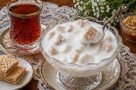 Kafelerde cayın Yanında Verilen Dad Plombir Murebbesi