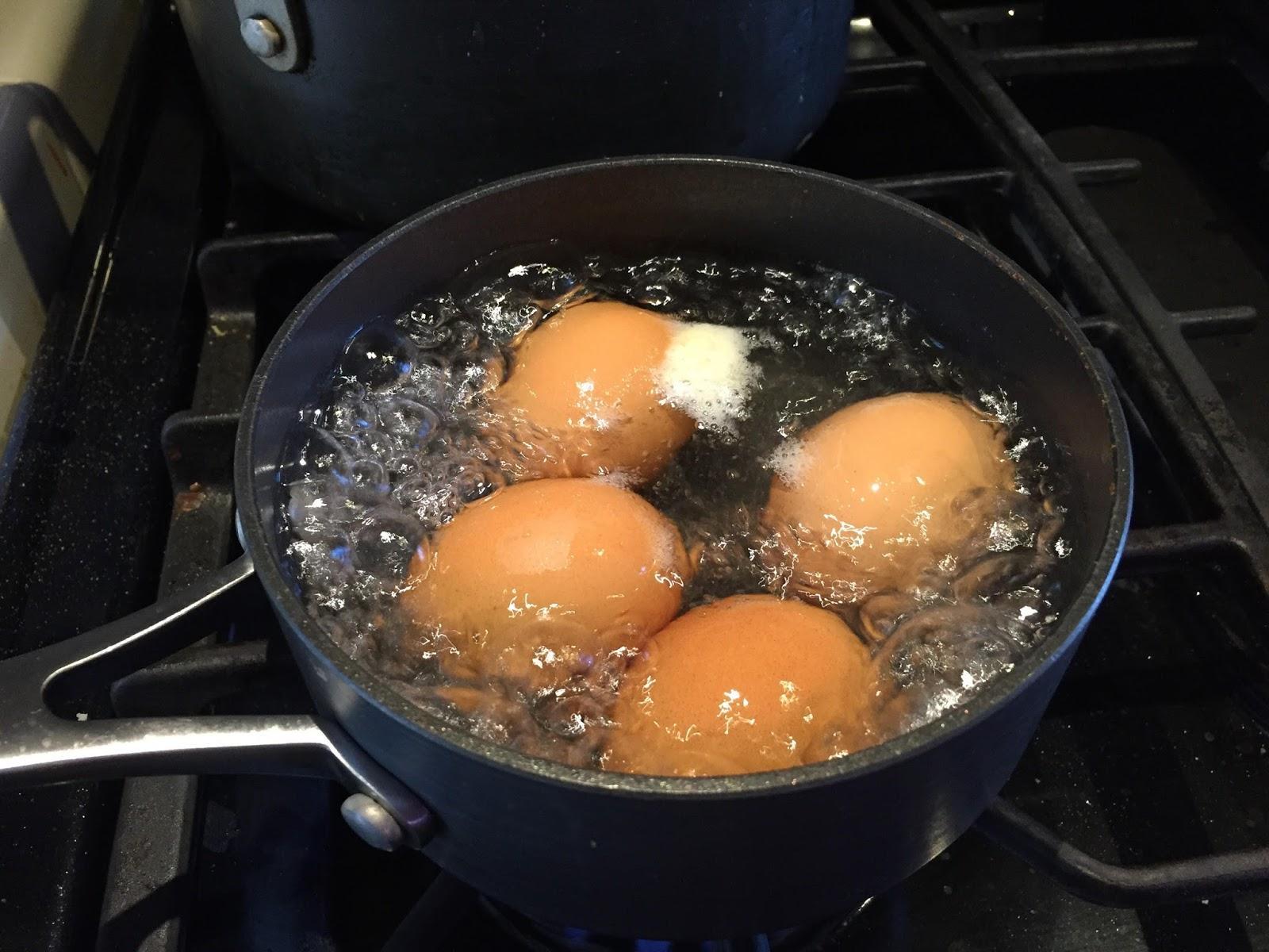 Яйца в кипящую или холодную. Яйца в кастрюле. Яйца варятся. Яйца в кипящей воде. Для варки яиц.