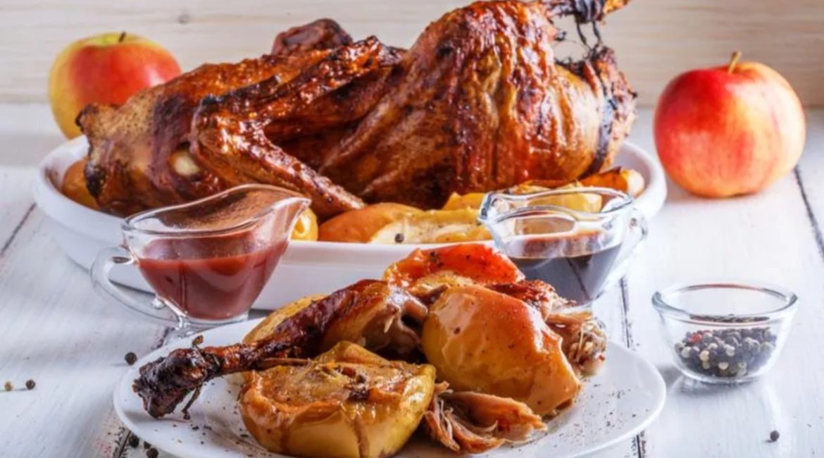 bayram sufresinin bezeyi nar sousunda ordek qizartmasi